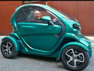 Stirling Moss in_his_Renault_Twizy